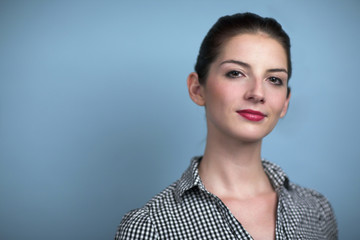 Junge Frau vor blauem Hintergrund