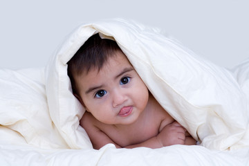 bambino sotto le coperte