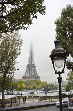 Tour Eiffel dans la brume, Paris, France.