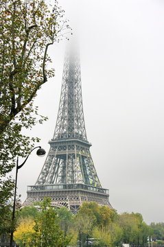 Tour Eiffel dans la brume, Paris, France.