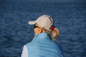 MUJER MIRANDO EL MAR