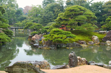 Fototapeta na wymiar Piękny ogród japoński z drzew i staw