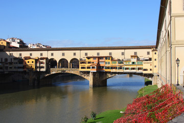 Fototapeta na wymiar famous old medieval bridge Ponte Vecchio in Florence,Italy