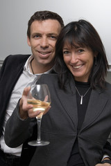 Couple buvant un verre de vin blanc