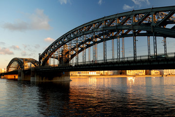 Fototapeta na wymiar Most na zachodzie słońca