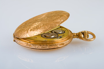 Aus Rotgold eineTaschenuhr