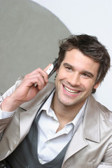 mann mobiltelefon lachen telefoniert