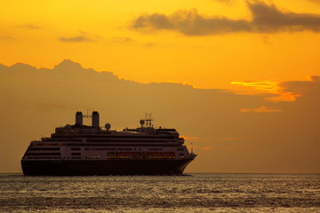 Fototapeta na wymiar Duży statek wycieczkowy na wschód słońca w podróż w horyzoncie