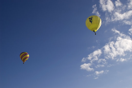 An image of a pair of hot air balloons.