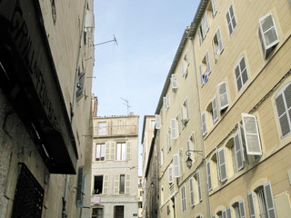 Fototapeta na wymiar Immeubles clairs, rue de Marseille, France.