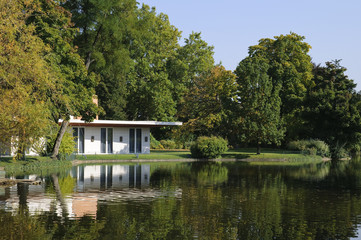 Fototapeta na wymiar maison moderne au bord du lac