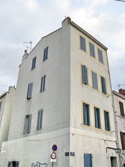 Obraz premium Maison ancienne blanche en coin, Marseille, France.