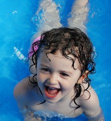 bimba che gioca in piscina