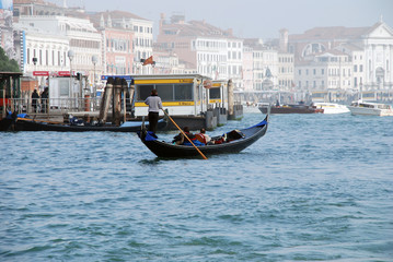 Fototapeta na wymiar Gondolier à Venise