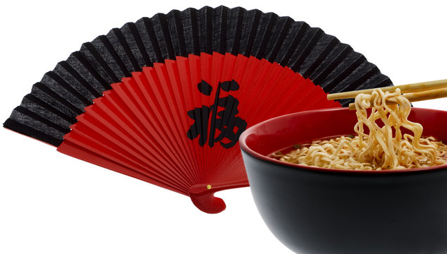 Nudelsuppe asiatisch mit rotem Fecher