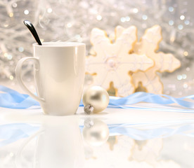 Obraz na płótnie Canvas Hot winter drink with sugar cookies on sparkly background