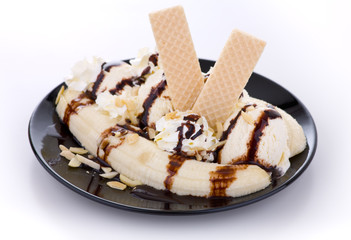 Bananensplit auf schwarzem Teller