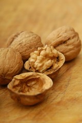 Walnüsse, eine geöffnet