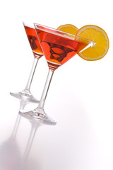 Zwei rote Cocktails mit Orange