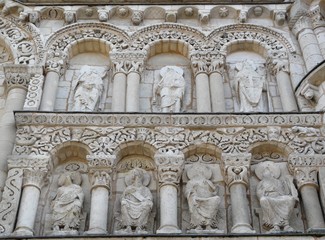 Fototapeta na wymiar Na zewnątrz katedry, Poitiers, Francja