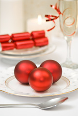Christmas table setting with champagne - red theme