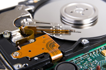 Obraz premium Close up inside a hard disk drive, showing the disk surface.