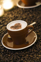 cappuccino mit herz aus kakao bestreut