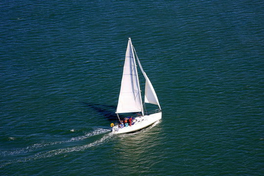 voilier en pleine mer