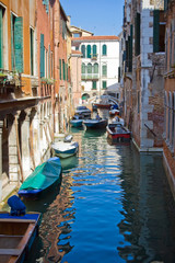 Fototapeta na wymiar Typowy kanał w Wenecji i most