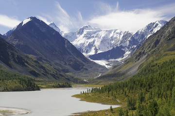 Fototapeta na wymiar Mountain lake