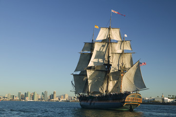 Fototapeta na wymiar Tall Ship Sailing z brzegu w tle