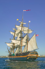 Obraz na płótnie Canvas Tall Ship Sailing z brzegu w tle