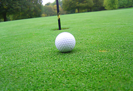 balle de golf sur le green
