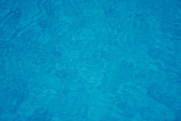 Fototapeta na wymiar Wasseroberfläche Swimmingpool