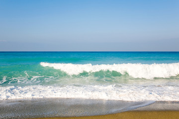 Fototapeta na wymiar Scene of sky, sea, waves and sandy beach.