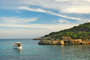 Mediterrane Küste mit Schiff