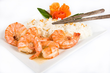 Gebratene Garnelen mit Gemüserosen