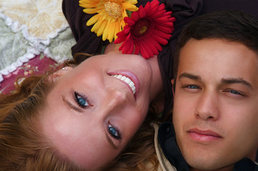 Obraz premium Young couple in an autumn forest picnic area