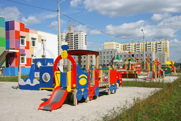 Fototapeta na wymiar Nowy plac zabaw dla dzieci znajduje się w ogrodzie.