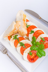Mozzarellascheiben mit Tomate