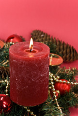 weihnachts-dekoration mit geschenk,tannenzapfen,kugeln,kerze