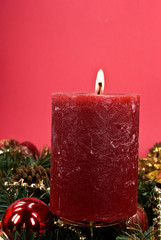 weihnachts-dekoration mit geschenk,tannenzapfen,kugeln,kerze