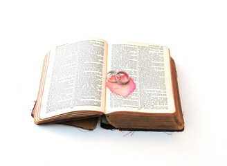 Obraz premium rings and bible