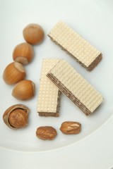 Haselnusswaffeln und Haselnüsse