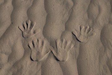 Hände im Sand
