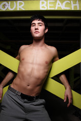 Obraz premium Man posing on a lifeguard stand