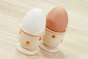 Weißes und braunes Ei