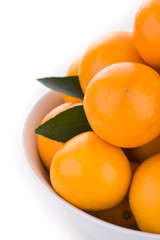 Ausschnitt von Orangen mit Blättern in Schale