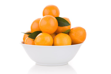 Weiße Schale mit Orangen und Blättern