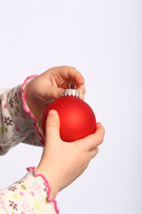 Kind h&auml;lt eine Christbaumkugel